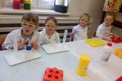 chemiczne-zabawy-z-witamina-c-smart_lab-w-grupie-delfinkow-02