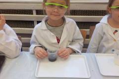 chemiczne-zabawy-z-witamina-c-smart_lab-w-grupie-delfinkow-03
