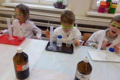 chemiczne-zabawy-z-witamina-c-smart_lab-w-grupie-delfinkow-04