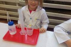 chemiczne-zabawy-z-witamina-c-smart_lab-w-grupie-delfinkow-05