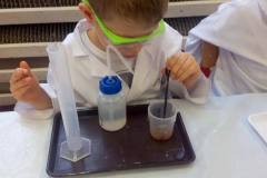 chemiczne-zabawy-z-witamina-c-smart_lab-w-grupie-delfinkow-06