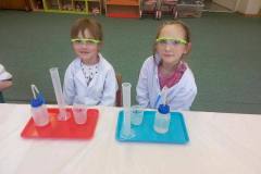 chemiczne-zabawy-z-witamina-c-smart_lab-w-grupie-delfinkow-07