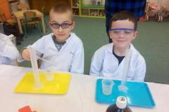 chemiczne-zabawy-z-witamina-c-smart_lab-w-grupie-delfinkow-08