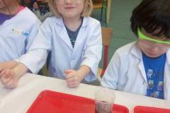 chemiczne-zabawy-z-witamina-c-smart_lab-w-grupie-delfinkow-09