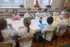 chemiczne-zabawy-z-witamina-c-smart_lab-w-grupie-delfinkow-10