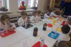 chemiczne-zabawy-z-witamina-c-smart_lab-w-grupie-delfinkow-11