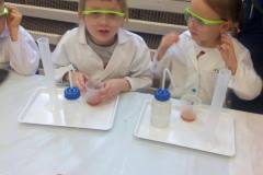 chemiczne-zabawy-z-witamina-c-smart_lab-w-grupie-delfinkow-12