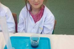 chemiczne-zabawy-z-witamina-c-smart_lab-w-grupie-delfinkow-13