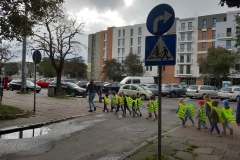 delfinki-i-krasnale-poznaja-bezpieczna-droge-do-przedszkola-07