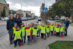 delfinki-i-krasnale-poznaja-bezpieczna-droge-do-przedszkola-15