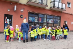 delfinki-i-krasnale-poznaja-bezpieczna-droge-do-przedszkola-18