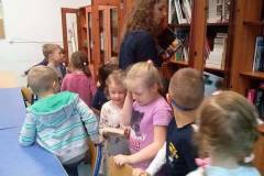 delfinki-i-odwiedziny-w-bibliotece-szkolnej-04