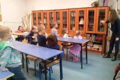 delfinki-i-odwiedziny-w-bibliotece-szkolnej-05