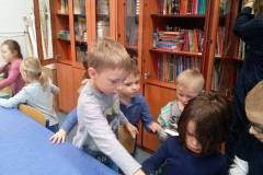 delfinki-i-odwiedziny-w-bibliotece-szkolnej-11