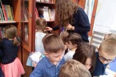 delfinki-i-odwiedziny-w-bibliotece-szkolnej-13