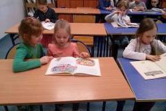 delfinki-i-odwiedziny-w-bibliotece-szkolnej-14