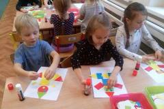 delfinki-i-zabawy-z-figurami-geometrycznymi-03