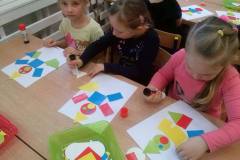 delfinki-i-zabawy-z-figurami-geometrycznymi-29