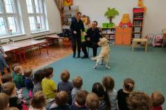 edukacyjne-spotkanie-ze-straznikami-miejskimi-i-psem-marleyem-02