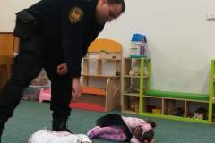 edukacyjne-spotkanie-ze-straznikami-miejskimi-i-psem-marleyem-04
