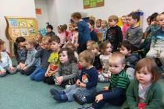 edukacyjne-spotkanie-ze-straznikami-miejskimi-i-psem-marleyem-06