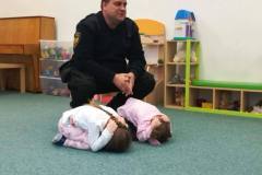 edukacyjne-spotkanie-ze-straznikami-miejskimi-i-psem-marleyem-08