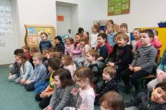 edukacyjne-spotkanie-ze-straznikami-miejskimi-i-psem-marleyem-26