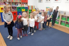 Klasa III czyta Przedszkolakom