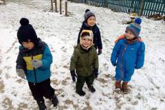 pierwsze-sniegowe-zabawy-u-misiow-05