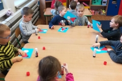 przedszkolaki-przygotowuja-sie-do-wizyty-mikolaja-15