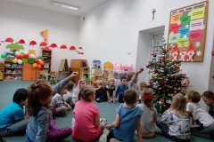przedszkolaki-przygotowuja-sie-do-wizyty-mikolaja-45