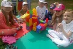 tworzenie-budowli-z-klockow-piasku-i-kartonow-04