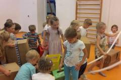 tworzenie-budowli-z-klockow-piasku-i-kartonow-10