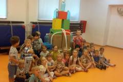tworzenie-budowli-z-klockow-piasku-i-kartonow-27