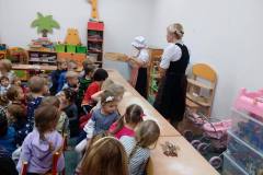 wizyta-golebi-ozdobnych-jasia-i-malgosi-w-przedszkolu-19