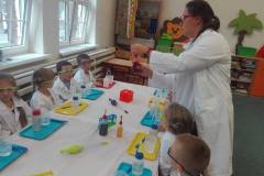 zajecia-chemiczne-smart_lab-w-delfinkach-16